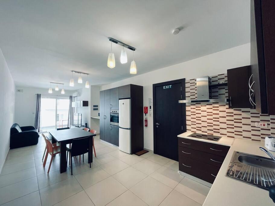 Stylish Modern Central Apartment 4 Paceville San Julián Exterior foto